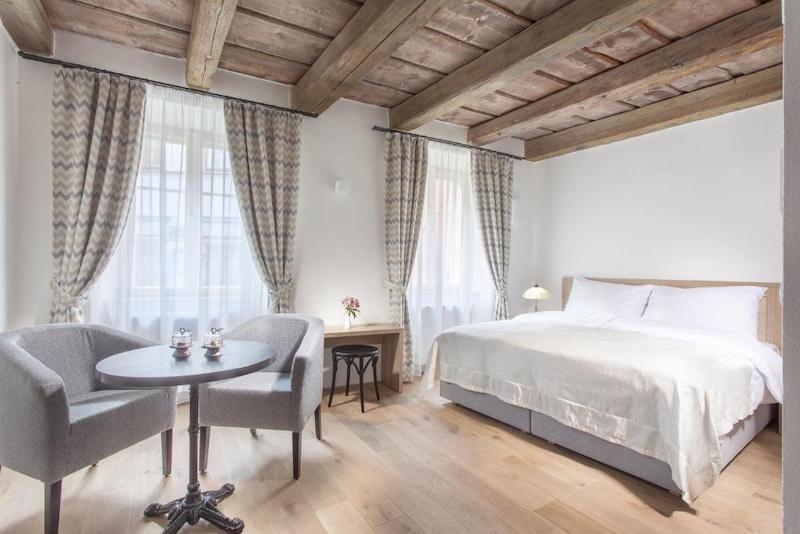 white lily hotel prag