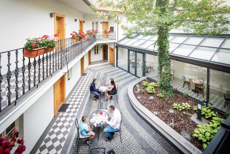 white lily hotel prag