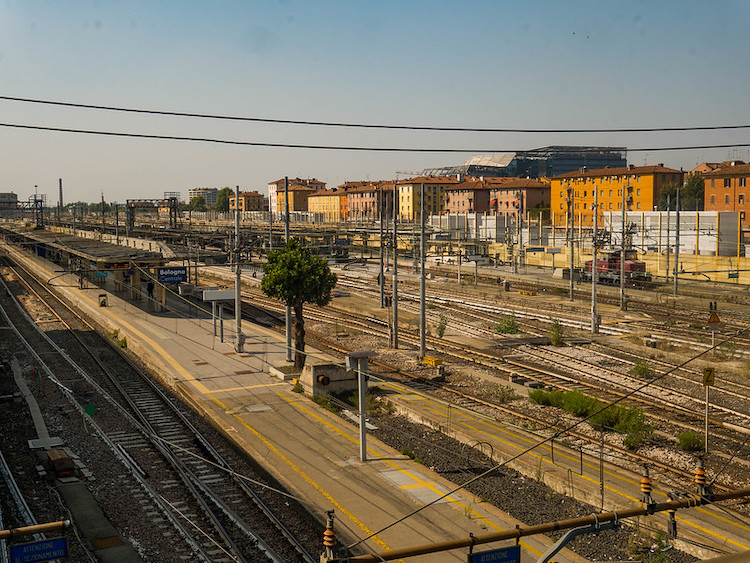bologna'da nerede kalınır merkez tren istasyonu