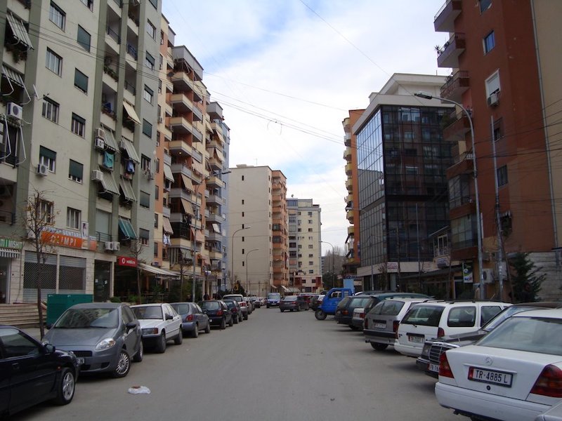 Tiran'da nerede kalınır komuna e parisit