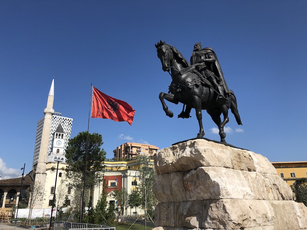 tiran'da nerede kalınır